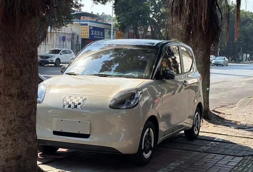 全新五菱宏光MINI EV三门版街拍亮相，Q萌可爱，女生最爱？