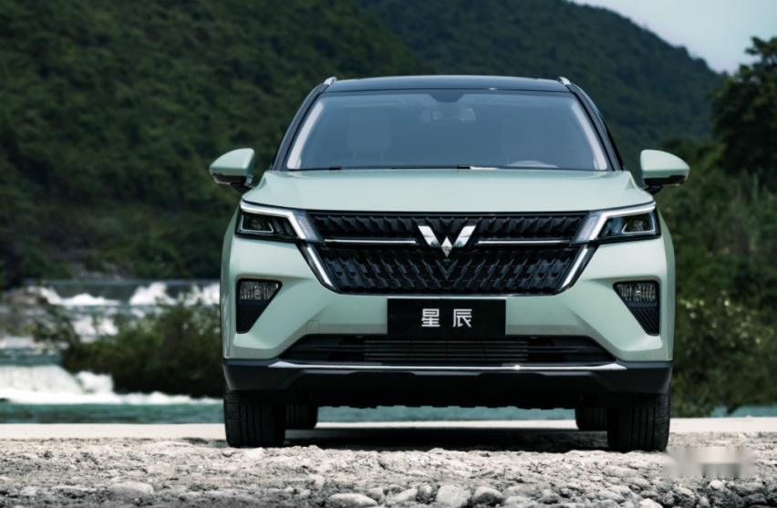 五菱又打造爆款车，仅6.98万起，轴距2米75，配1.5T，车标是银色