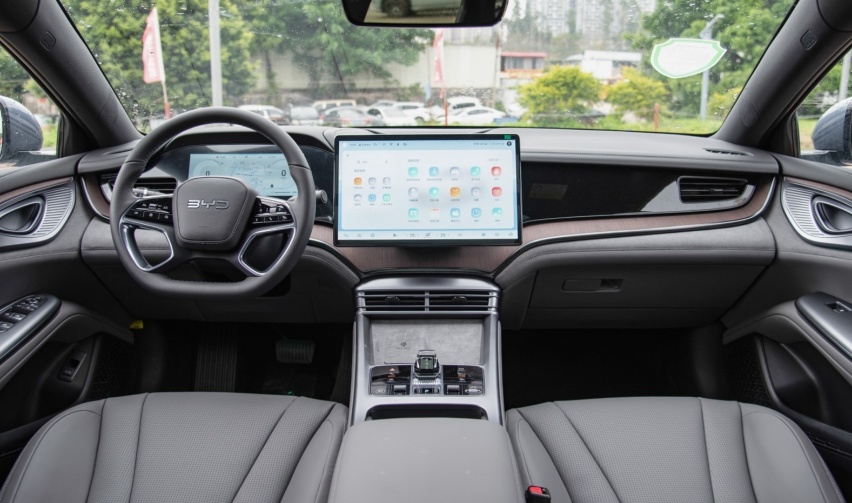 比亚迪海狮07 EV现身街头，大过Model Y，配530马力+云辇