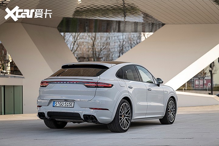 全世界最快的SUV，开起来就真的很爽吗？