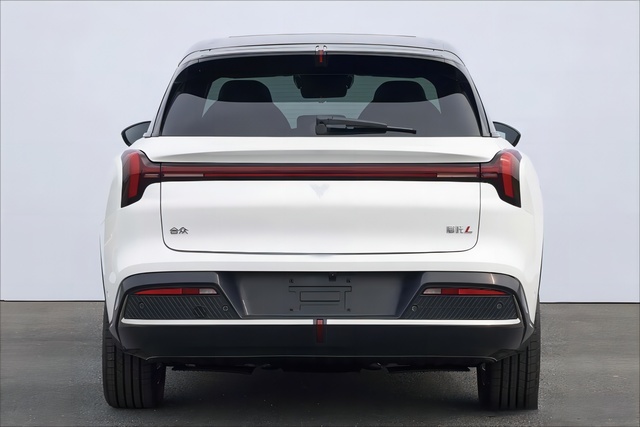 哪吒L实车曝光！定位大五座SUV，轴距超2.8米，纯电+增程动力