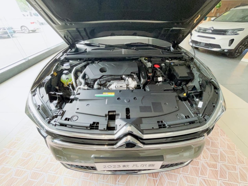 探店|2023款凡尔赛C5 X，入门即豪华，14.37万起售