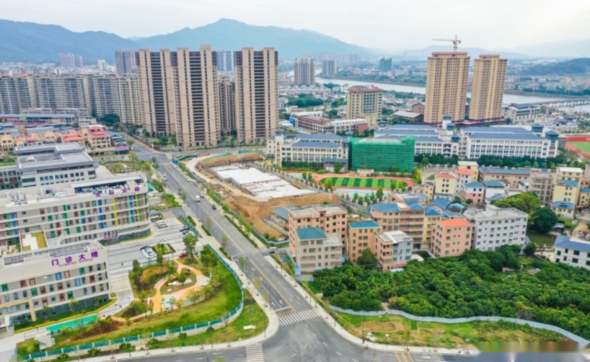 狭小的微型电动车，塞不下那么多后来者
