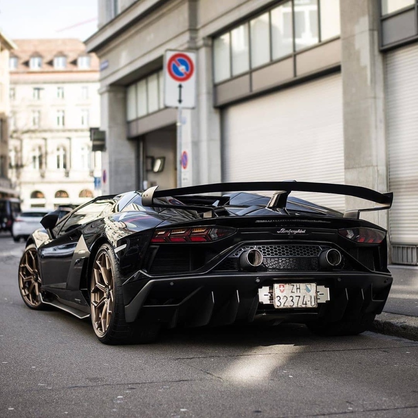 兰博基尼Aventador SVJ敞篷版实车街拍 犀利感