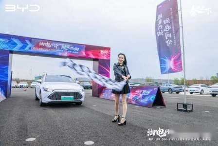 卉眼识车|比亚迪秦PLUS DM-i 2023冠军版到底多强 对比试驾