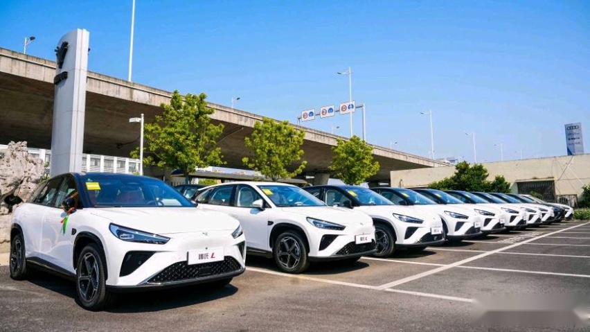 车企CEO卷起来！哪吒汽车“勇哥”亲自交车给用户