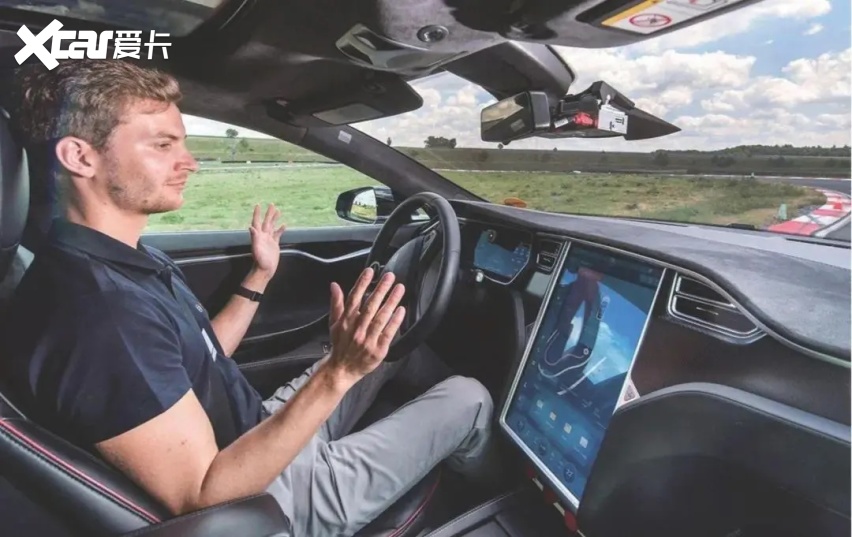 车顶换挡、按键大灯、取消倒车雷达！新款Model 3凭什么涨价2万8？