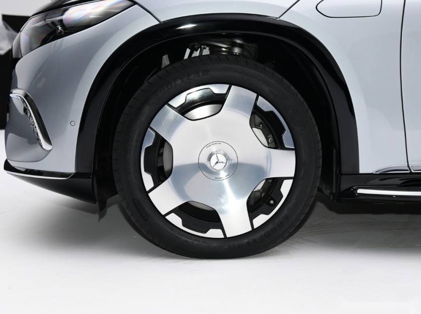 奔驰迈巴赫的SUV，造型高贵，4.4s破百，充电15分钟续航220km