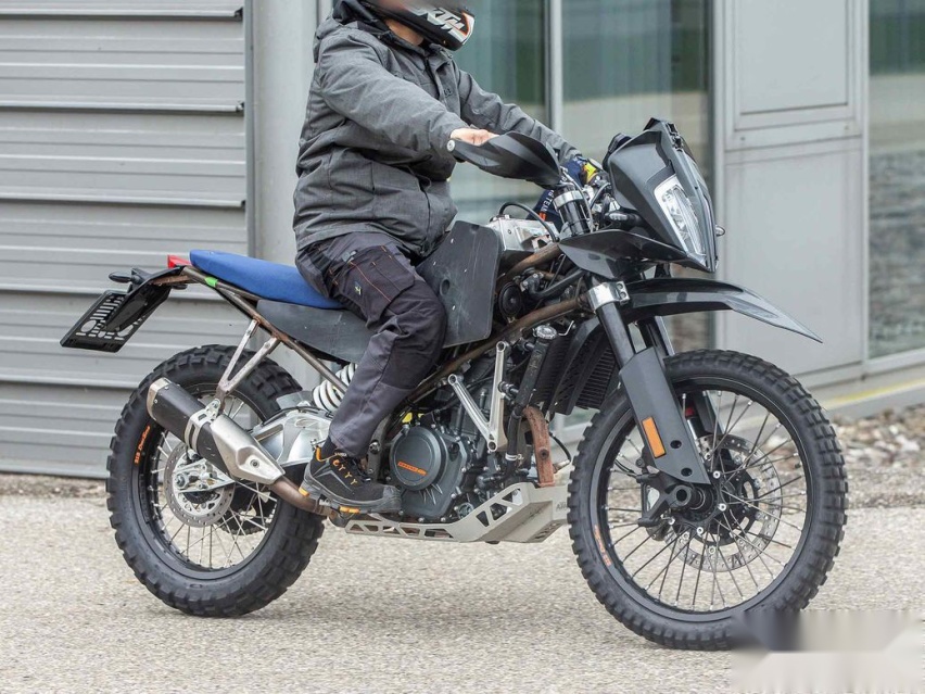 KTM 390Adventure R测试中，前21后18寸硬派设定