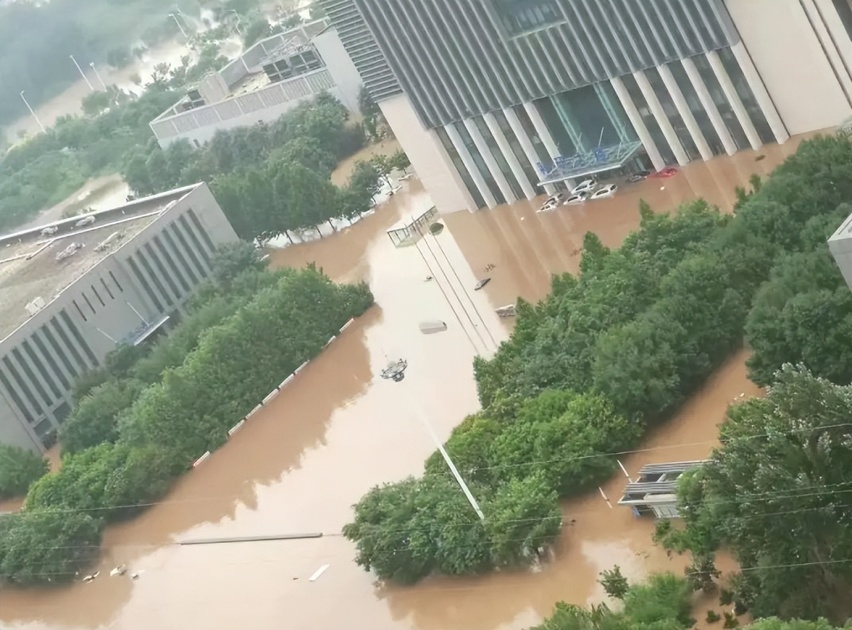 暴雨驾车注意什么？突遇涨水怎么逃生？大雨泡水车怎么办？