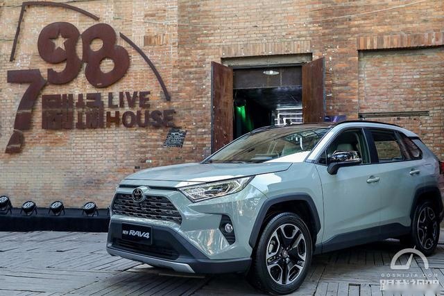 25万合资SUV你选谁？年轻小伙RAV4还是稳重青年皓影
