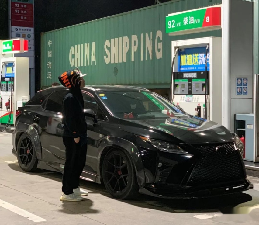 把雷克萨斯RX300按到地上是种什么体验？车友从黑武士玩到白