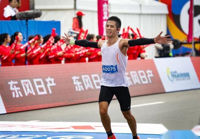 超变擎领势先行！东风日产成都马拉松开跑，3万跑友赛场挥洒激情