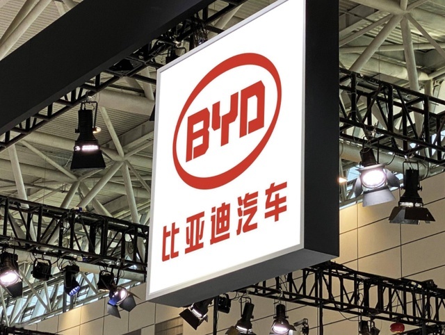 问界宣布降价，已提车主也有补偿，相比之下特斯拉吃相有些难看？