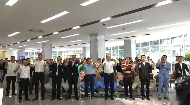 探店欧尚X7：入店即遭百余客户围观，一辆能装40人的SUV是啥样？