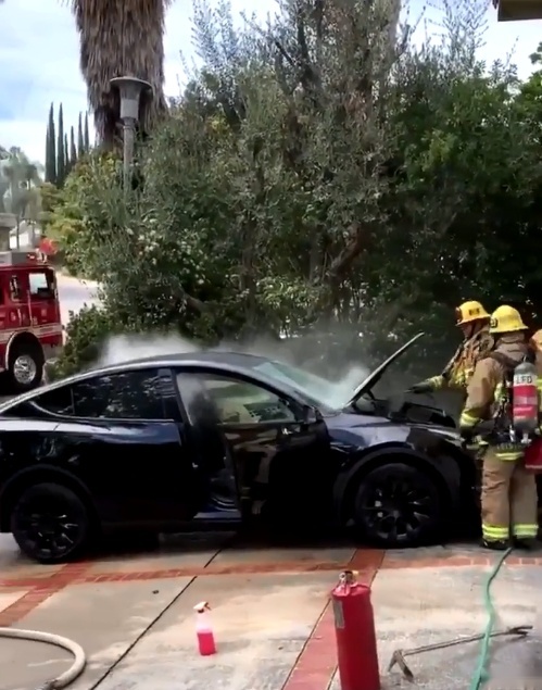 特斯拉Model Y美国自燃，消防员表示：跟电池没关系