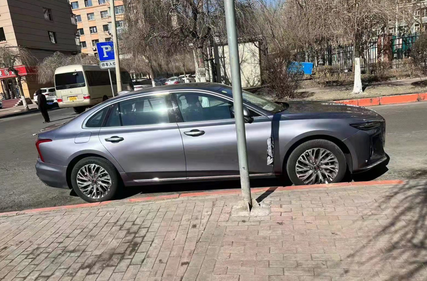 全新红旗H5无伪实车曝光，换装H9同款前脸，气场大幅提升