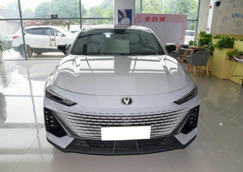 溜背+鸭尾，国产10-15万的轿跑首选车，UNI-V确实很强势