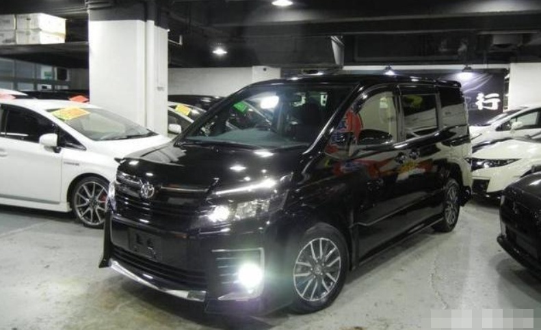 丰田Voxy实车曝光 电动侧滑门+1.8L插混 定位入门MPV