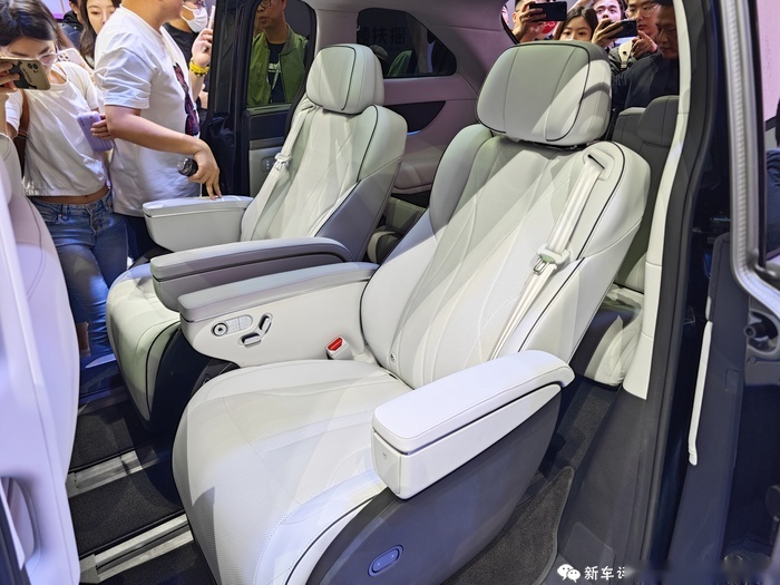 2023广州车展：双腔空悬+后轮转向，小鹏X9预售38.8万起