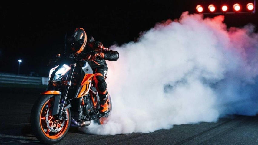 全新KTM 1290超级公爵EVO版配备半主动悬架