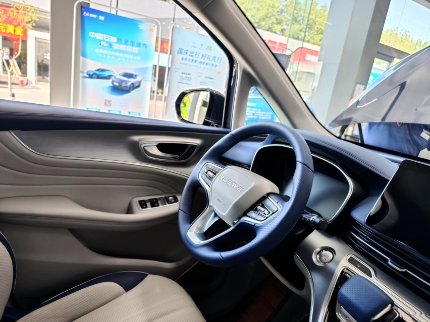 中大型MPV/配2.0T发动机 实拍体验荣威iMAX8 售价18.88