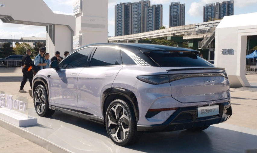 比亚迪海狮07 EV现身街头，大过Model Y，配530马力+云辇