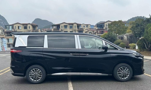 奔腾全新MPV实拍：轴距3米2，能不能干赢别克GL8关键看价格？