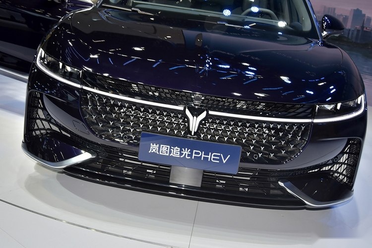 岚图追光PHEV上市 推两款车型，售价区间为25.28万-27.78万