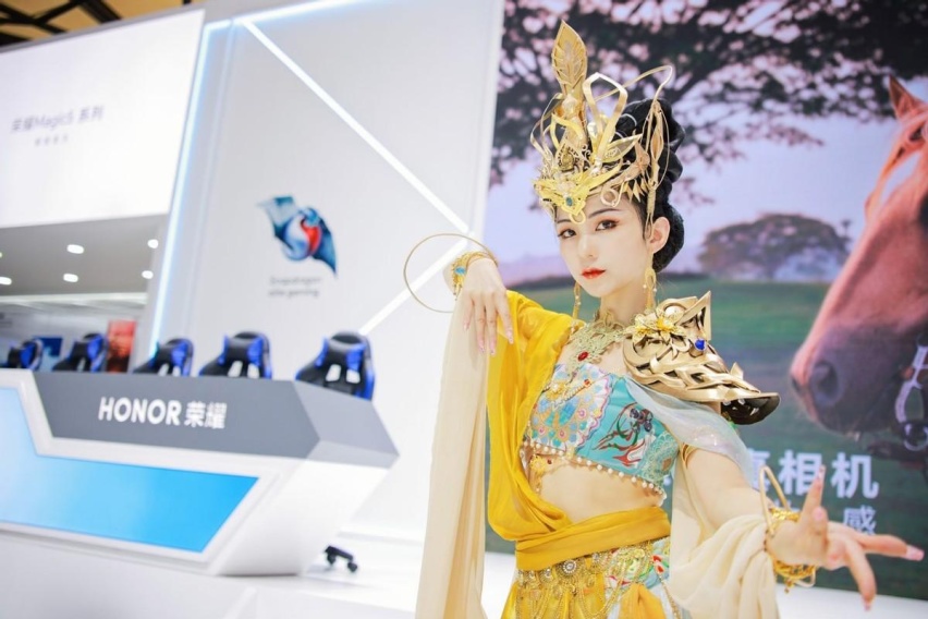 荣耀魔法空间亮相Chinajoy，首个折叠屏电竞比赛惊艳全场