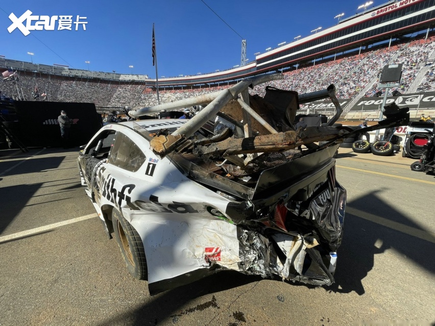 惊险刺激,纳斯卡越野赛的安全车撞上了赛车