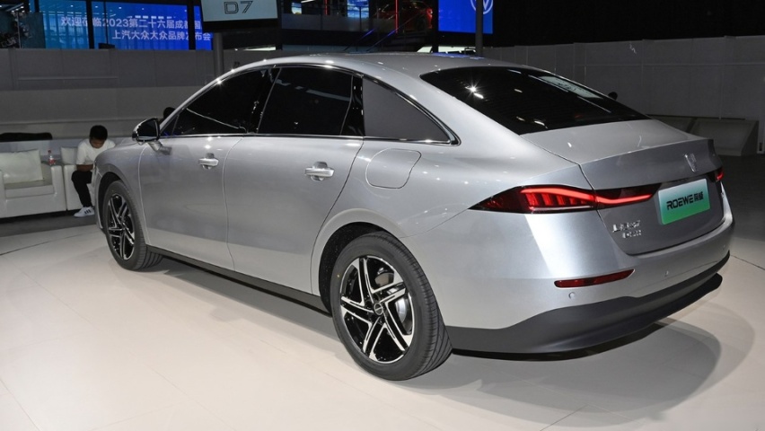 最便宜的插混中型车，荣威D7养车1.4万/年，算不算省钱？
