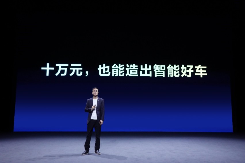 【e汽车】哪吒V Pro长续航智趣版、智享版精智上市