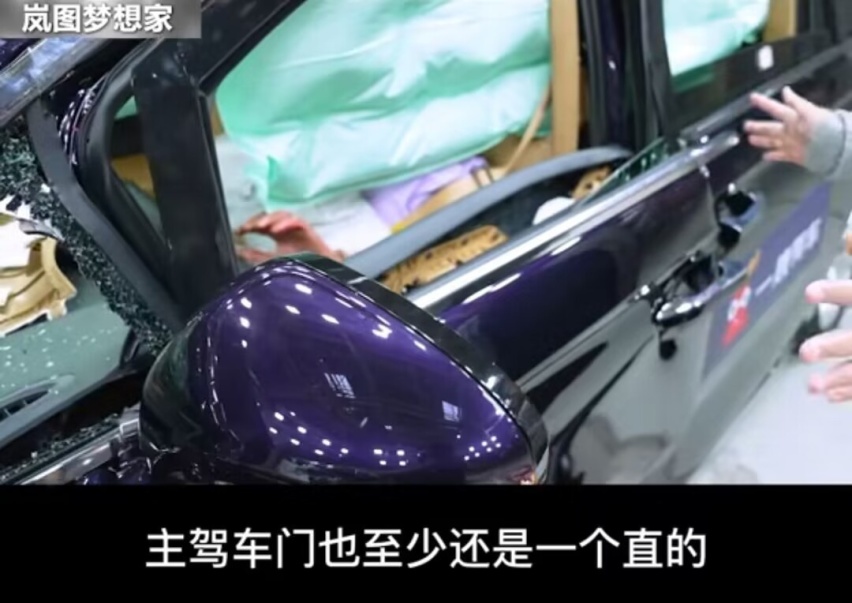 加价神车——丰田埃尔法一碰就碎，看完这场面你还敢买吗？