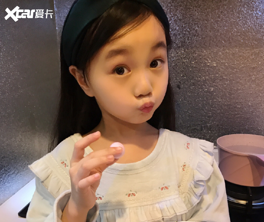 参加节目的时候她才4岁,一个小不点儿,爱笑是她的标志,总能在镜头前展