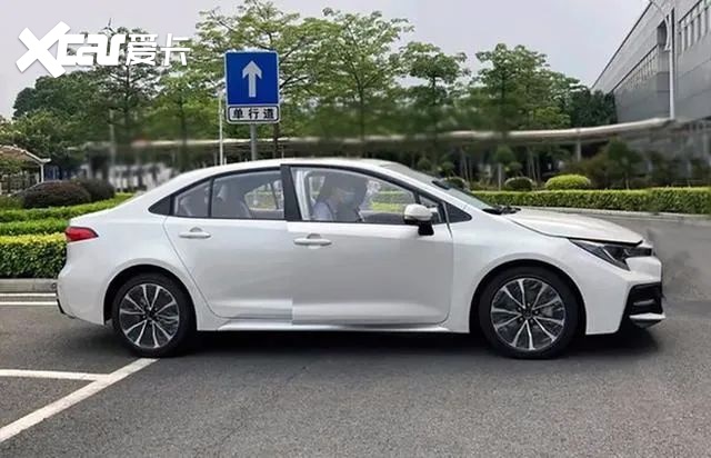 2020款的雷凌目前已經有實車到店了,新車的造型比現款更加激進.