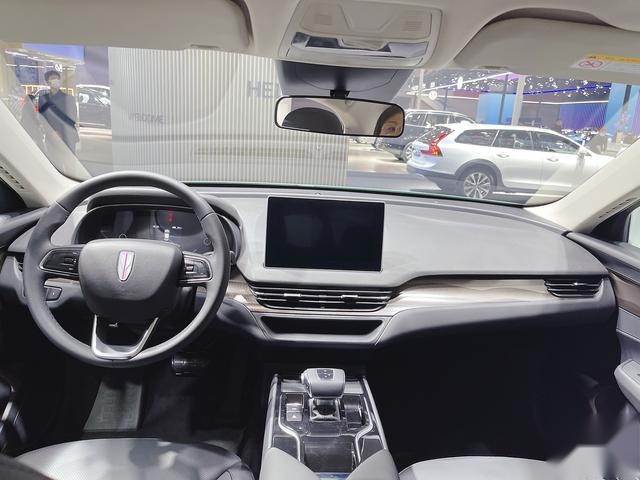 红旗E-QM5改装版，中型车，长5.04米，造型时尚，没有老气感