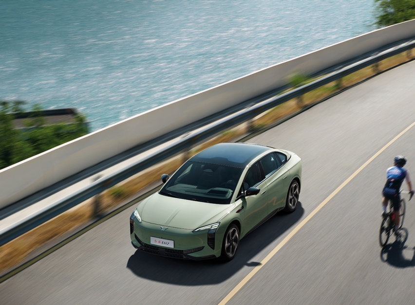 3.5秒破百续航820km！红旗纯电轿车EH7上市 售22.98万元起