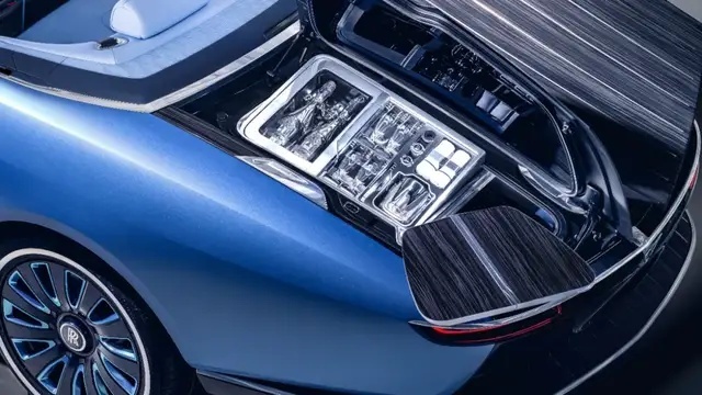 劳斯莱斯发布专属车身定制车型“浮影”