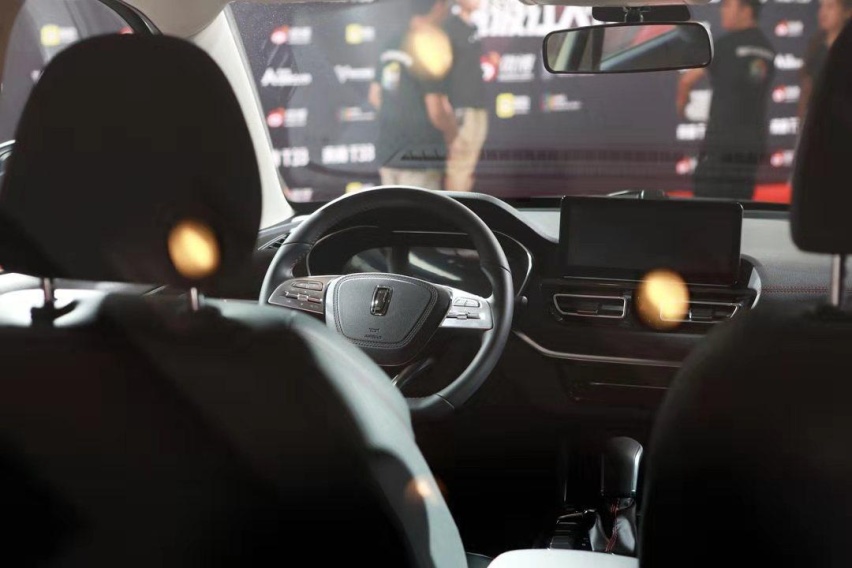 “全系高配物联SUV”奔腾T33上市，12款车型可选售6.9