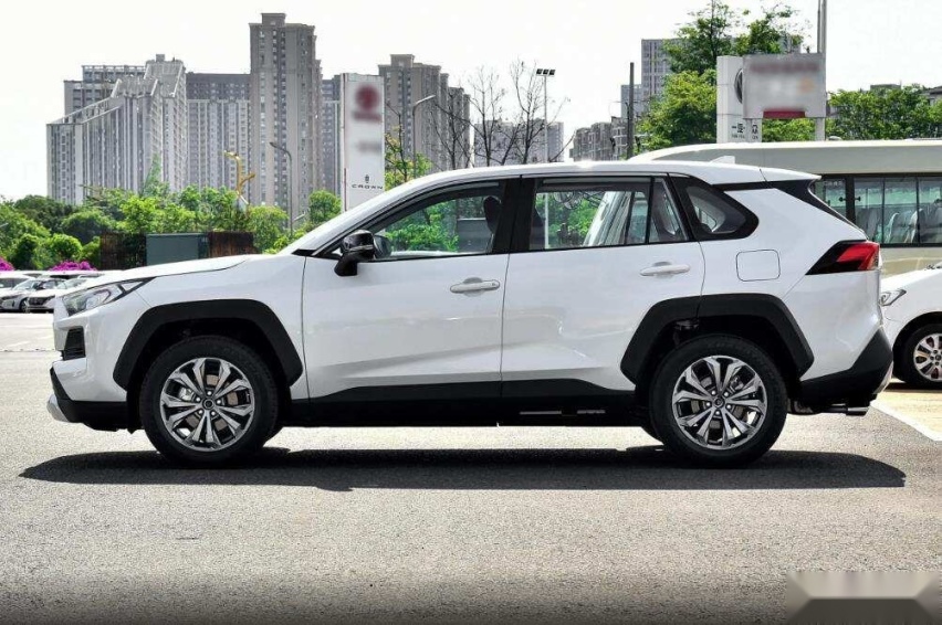 换装后的一汽丰田新RAV4荣放变得更“野”了