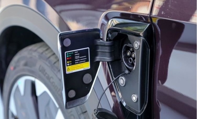 百公里油耗低至1.4L，领克05 PHEV售价22.77万元