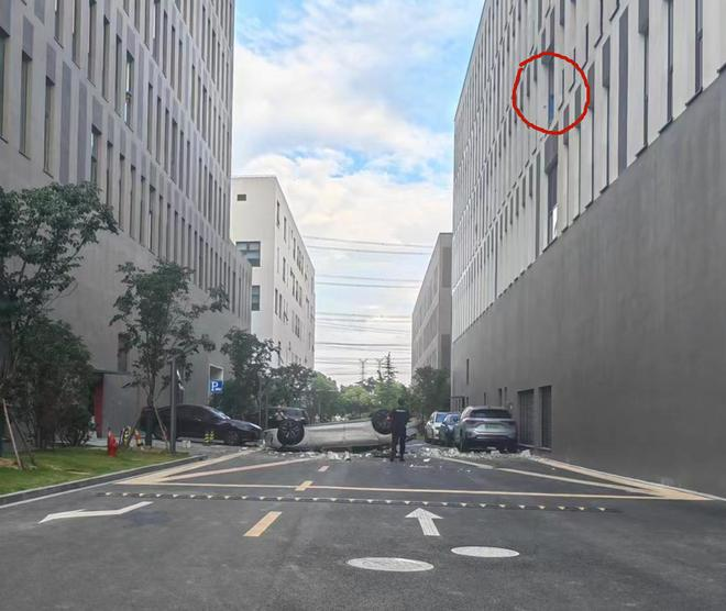 蔚来测试车坠楼致2死，官方回应：与车辆本身无关。