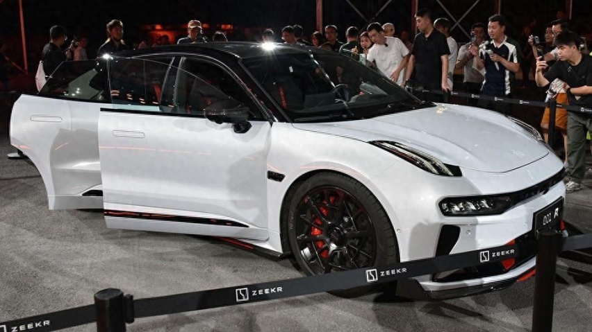 极氪全尺寸SUV，或用2.0T加四电机，新能源的尽头是增程？