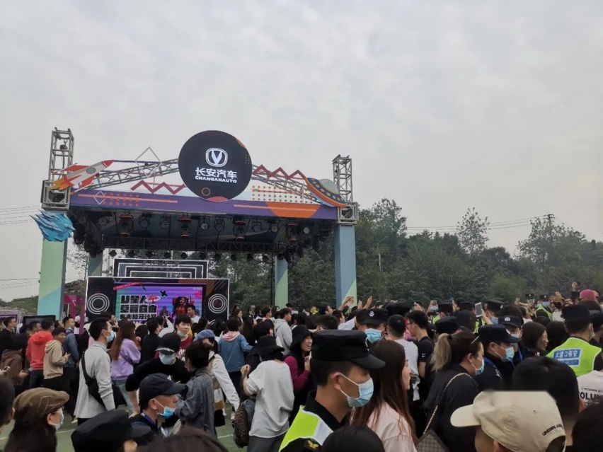 重庆长江草莓音乐节邂逅长安UNI-T，与年轻消费者的一次灵魂