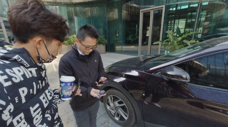 动动手指交交钥匙即可满电启程，哪吒车主：简直是“保姆式”服务
