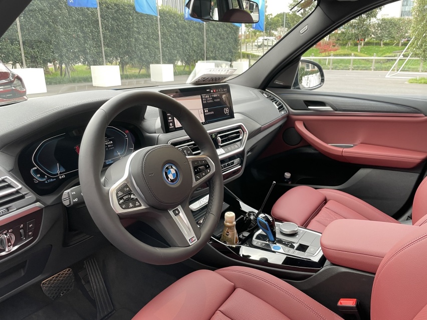 与新BMW iX3和新BMW X3同行，让“每一程都了不起”
