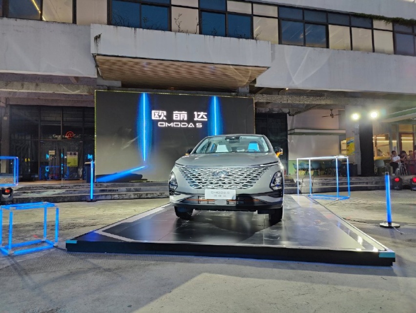 奇瑞欧萌达9万起步，配置能跟长安UNI-T比吗？