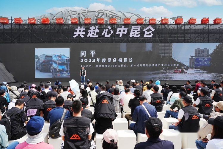 超大规模新车交付,500位福特探险者新车主加冕“福探长”
