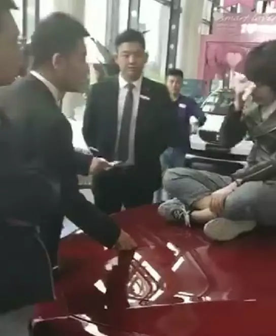 一杯敬奔驰，一杯敬大强，频频作妖频频爽